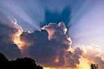 Tra nuvole e sole mormora il vento