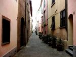 Verso i canali di un piccolo borgo