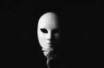 Giù la maschera