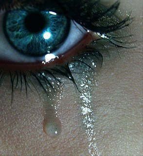 La notte ha lacrime salate in bocca