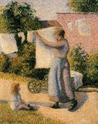 Una donna stende il bucato nel silenzio