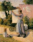 Una donna stende il bucato nel silenzio
