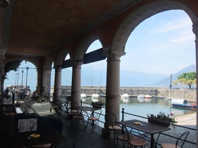 Seduto al tavolino
