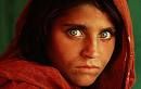 Davanti all'immagine di una profuga afghana