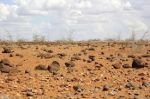 Saltando tra i sassi nel deserto
