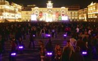 Ombre sulla piazza illuminata
