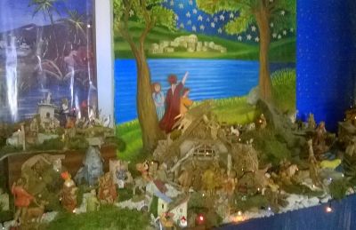 Un bacio davanti al presepe