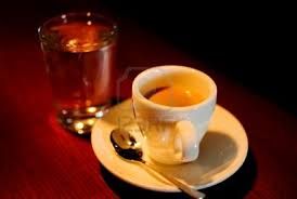 Col caffè, d’acqua un bicchiere