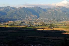 Monti sorgenti da altri monti