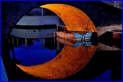 La luna sul vetro